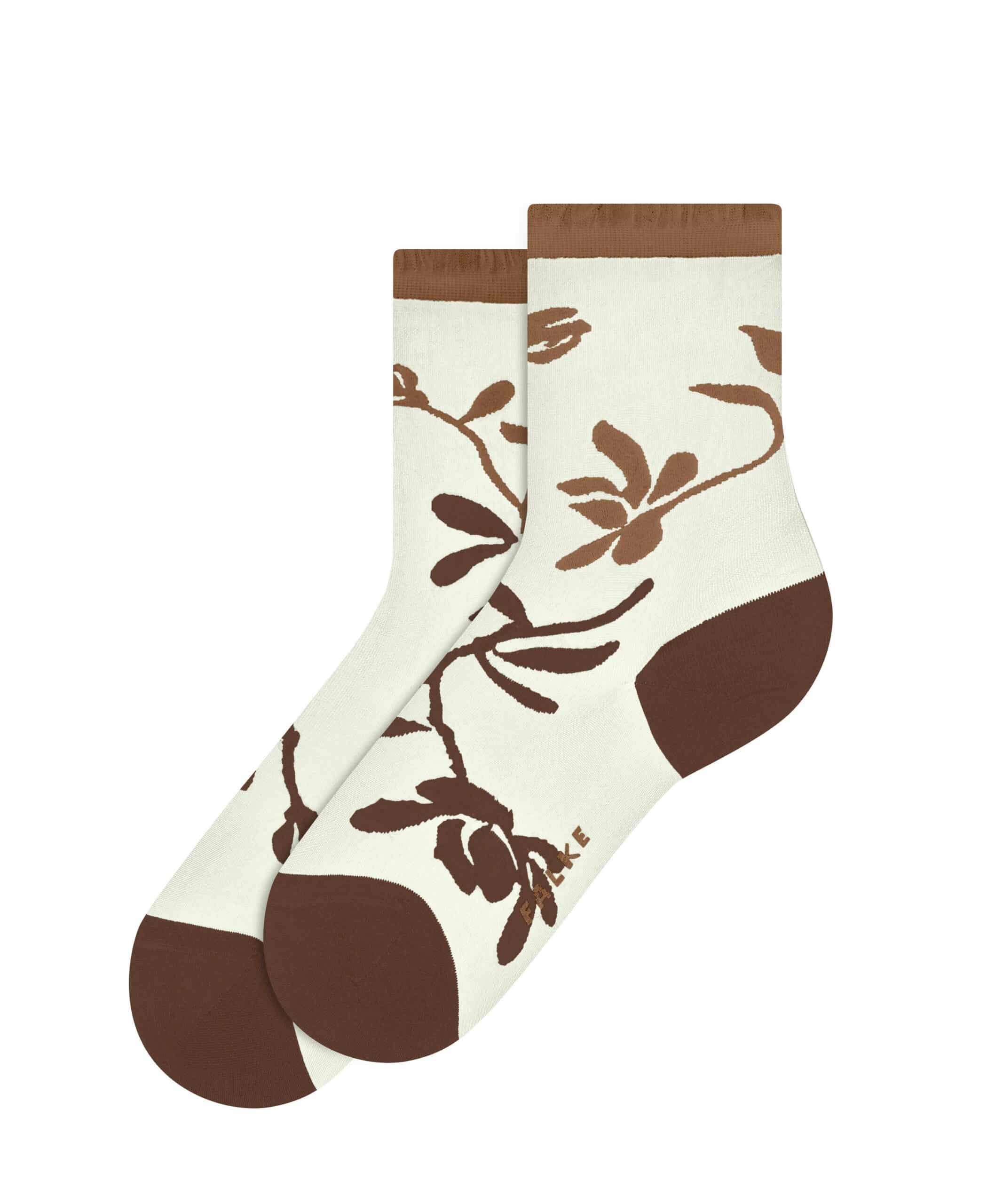 Die FALKE Legwear SS26 Kollektion zeigt Socken mit einem feinen braunen Blattmuster auf hellem Grund und eleganten farbigen Abschlüssen.