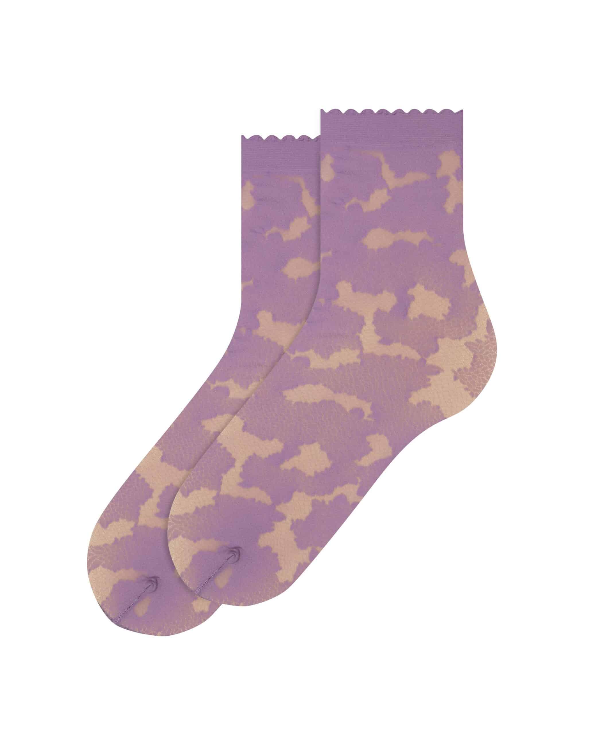 Die FALKE Legwear SS26 uberrascht mit zarten lila-beigen Camouflage-Socken und einem charmanten Wellenrand.