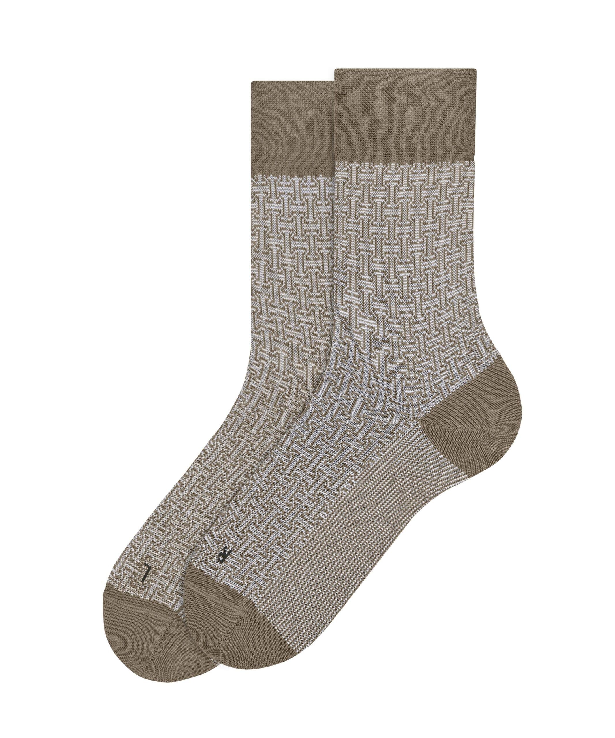 FALKE praesentiert fuer SS26 elegante Socken mit einem faszinierenden, geometrischen Muster in edlen Braun- und Weisstoenen.