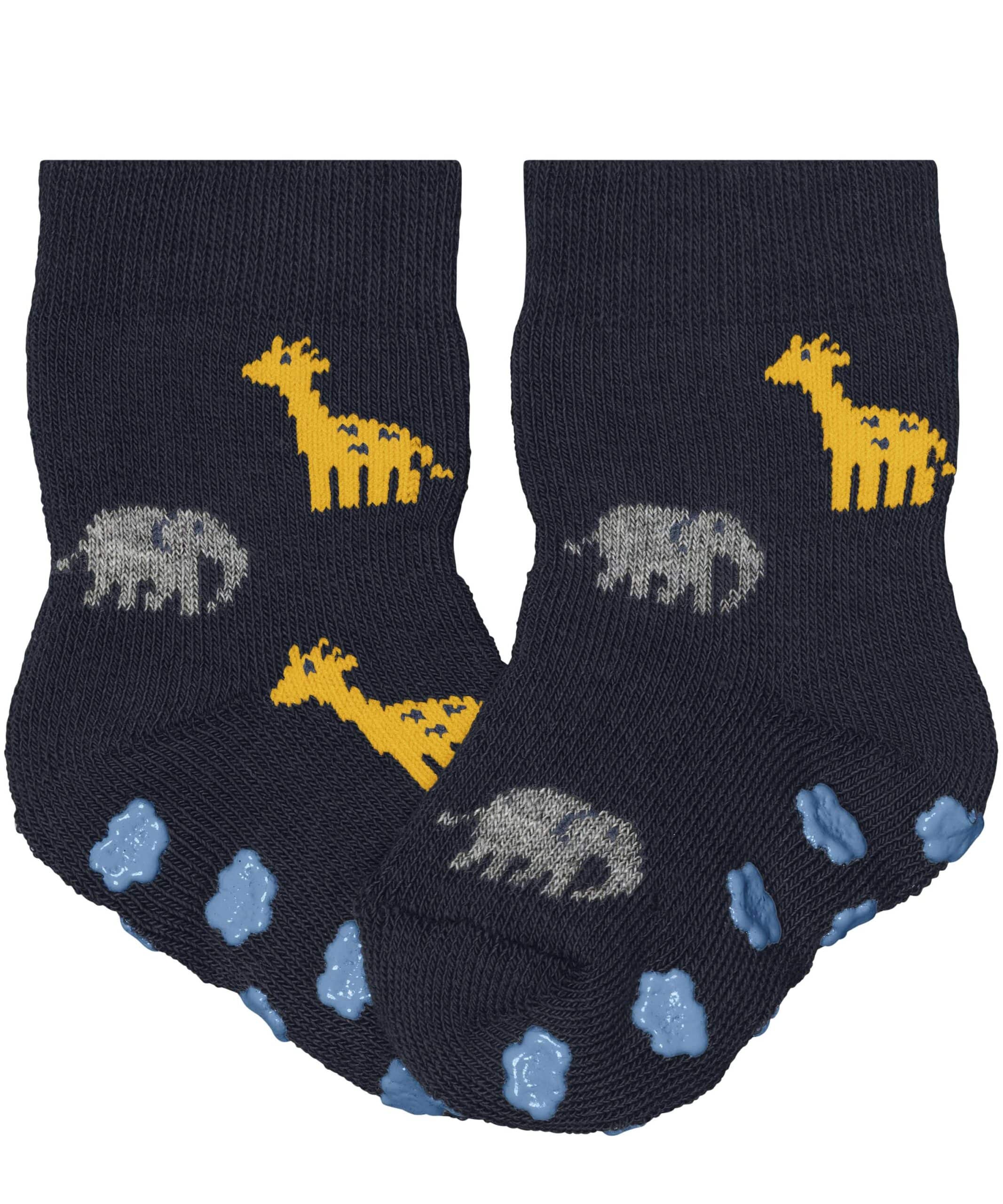 Die FALKE Legwear SS26 bietet dunkelblaue Kindersocken, die mit gelben Giraffen und grauen Elefanten verziert sind, ergaenzt durch hellblaue Anti-Rutsch-Noppen fuer sichere erste Schritte.