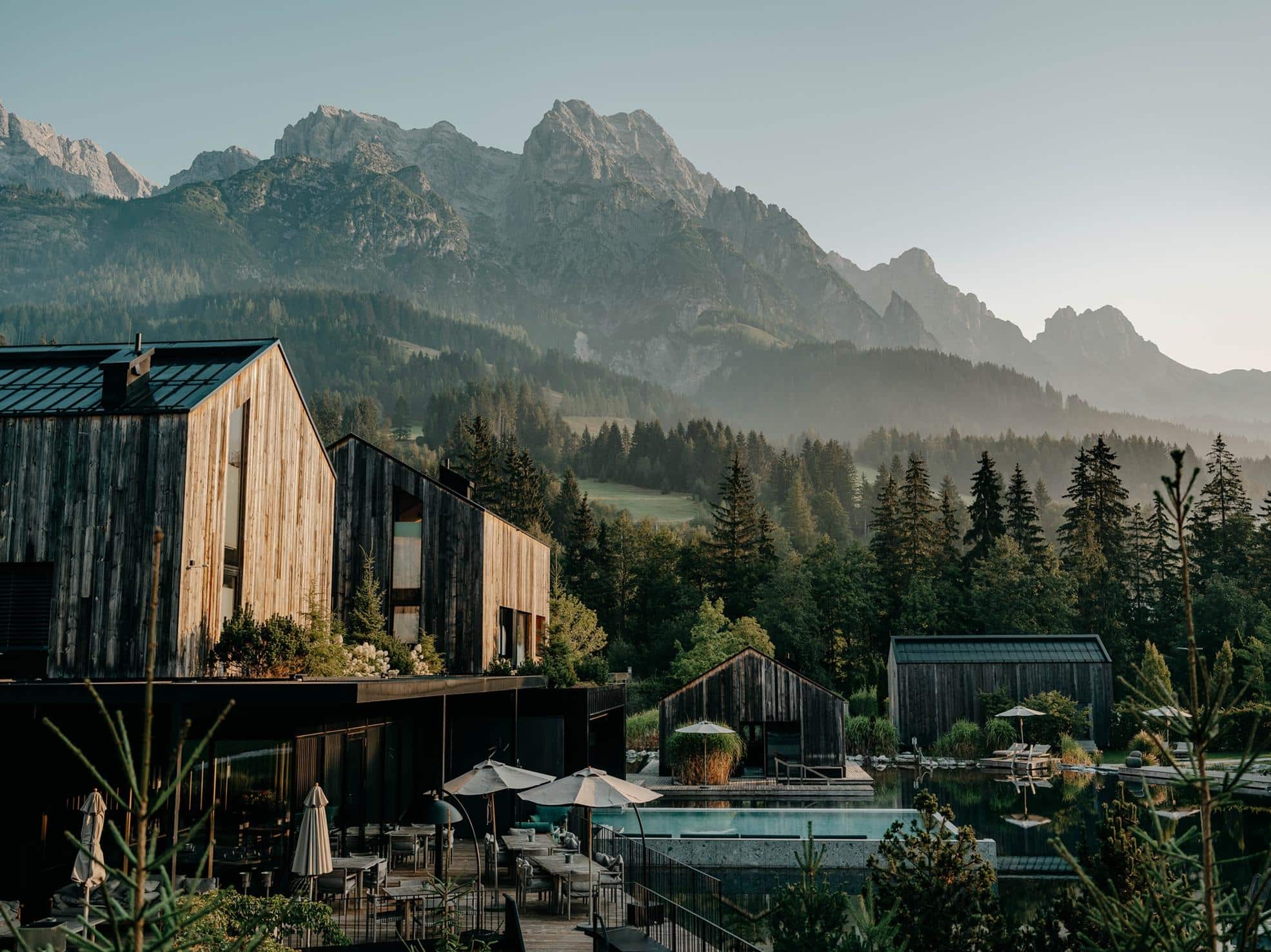 Ein liebevoll gedeckter Fruehstueckstisch mit frischen Fruechten und einer Tasse Tee laedt im Naturhotel Forsthofgut zu einem entspannten Start in den Muttertag ein.