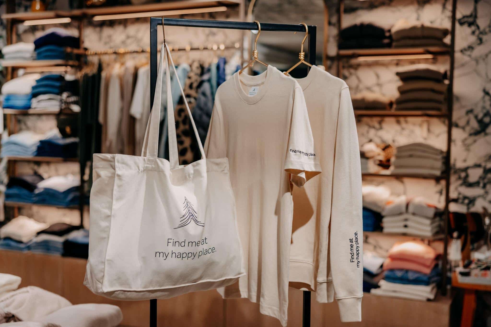 Eine festlich und naturverbunden dekorierte Tafel im Naturhotel Forsthofgut lädt mit charmanten Details zu einem besonderen Muttertags-Erlebnis ein.