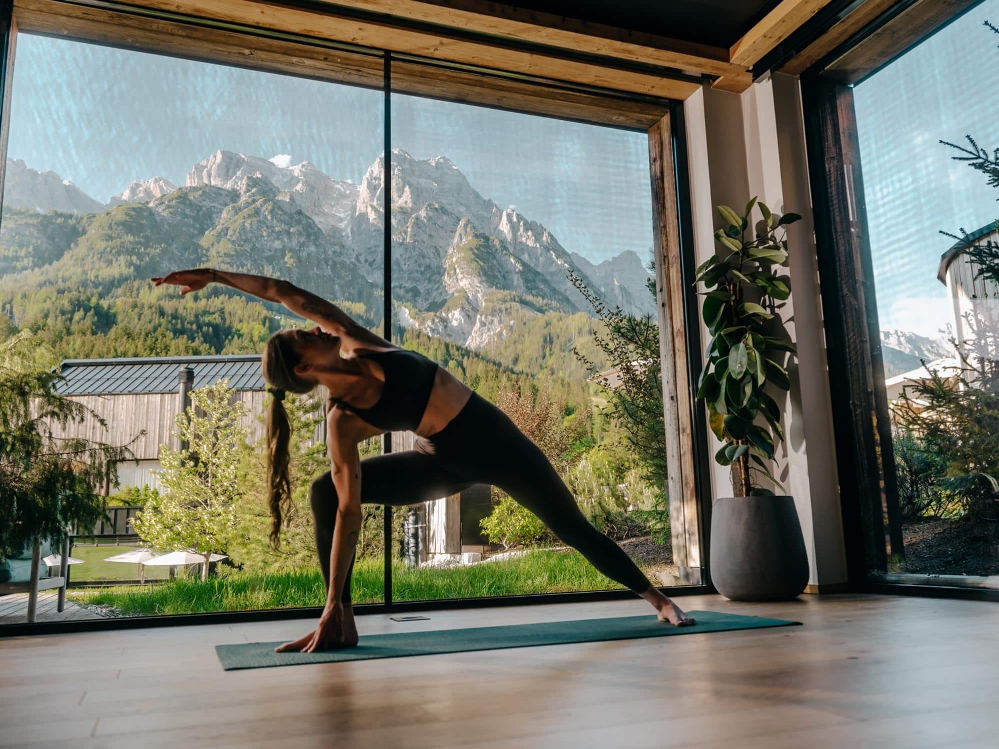 Mit liebevoller Sorgfalt werden zarte Blumen arrangiert, um ein einzigartiges Geschenk aus dem Naturhotel Forsthofgut zu perfektionieren.