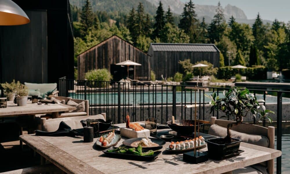 Im Naturhotel Forsthofgut vermittelt eine zarte Blüte, liebevoll überreicht, die besondere Wertschätzung zum Muttertag.