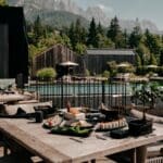 Im Naturhotel Forsthofgut vermittelt eine zarte Blüte, liebevoll überreicht, die besondere Wertschätzung zum Muttertag.