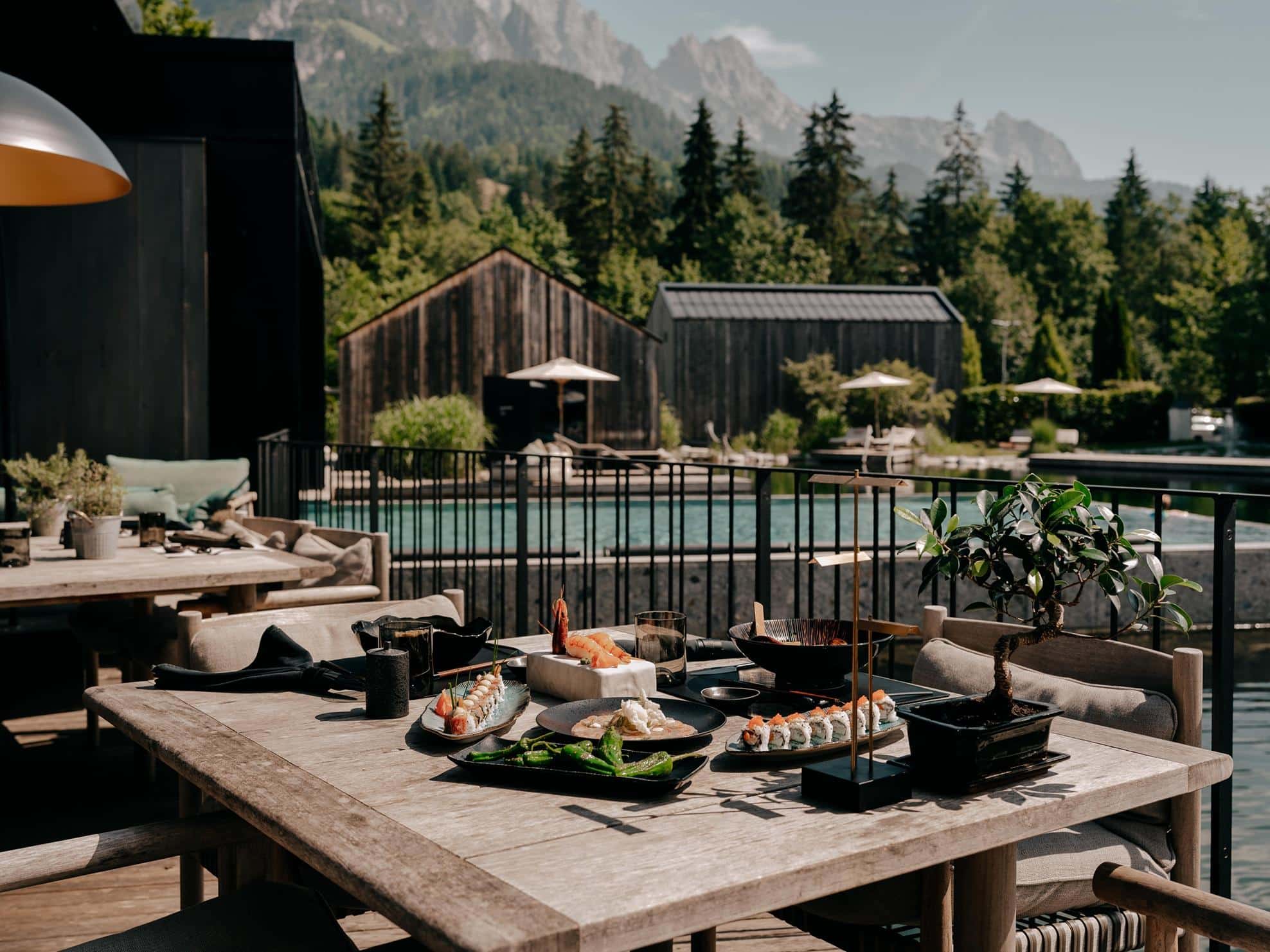 Im Naturhotel Forsthofgut vermittelt eine zarte Blüte, liebevoll überreicht, die besondere Wertschätzung zum Muttertag.