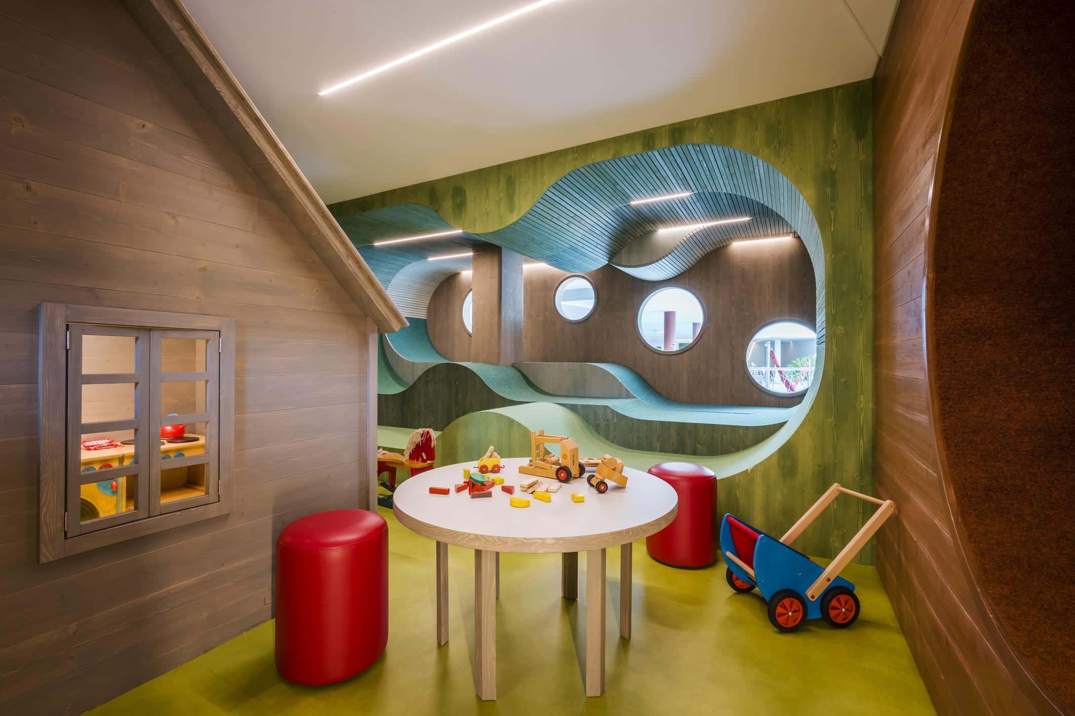 Am ganzjährig beheizten Outdoor-Pool des Hotel Hohenwart in Schenna verbindet das warme Wasser spielende Kinder und entspannende Eltern im Herzen der Sudtiroler Bergwelt.