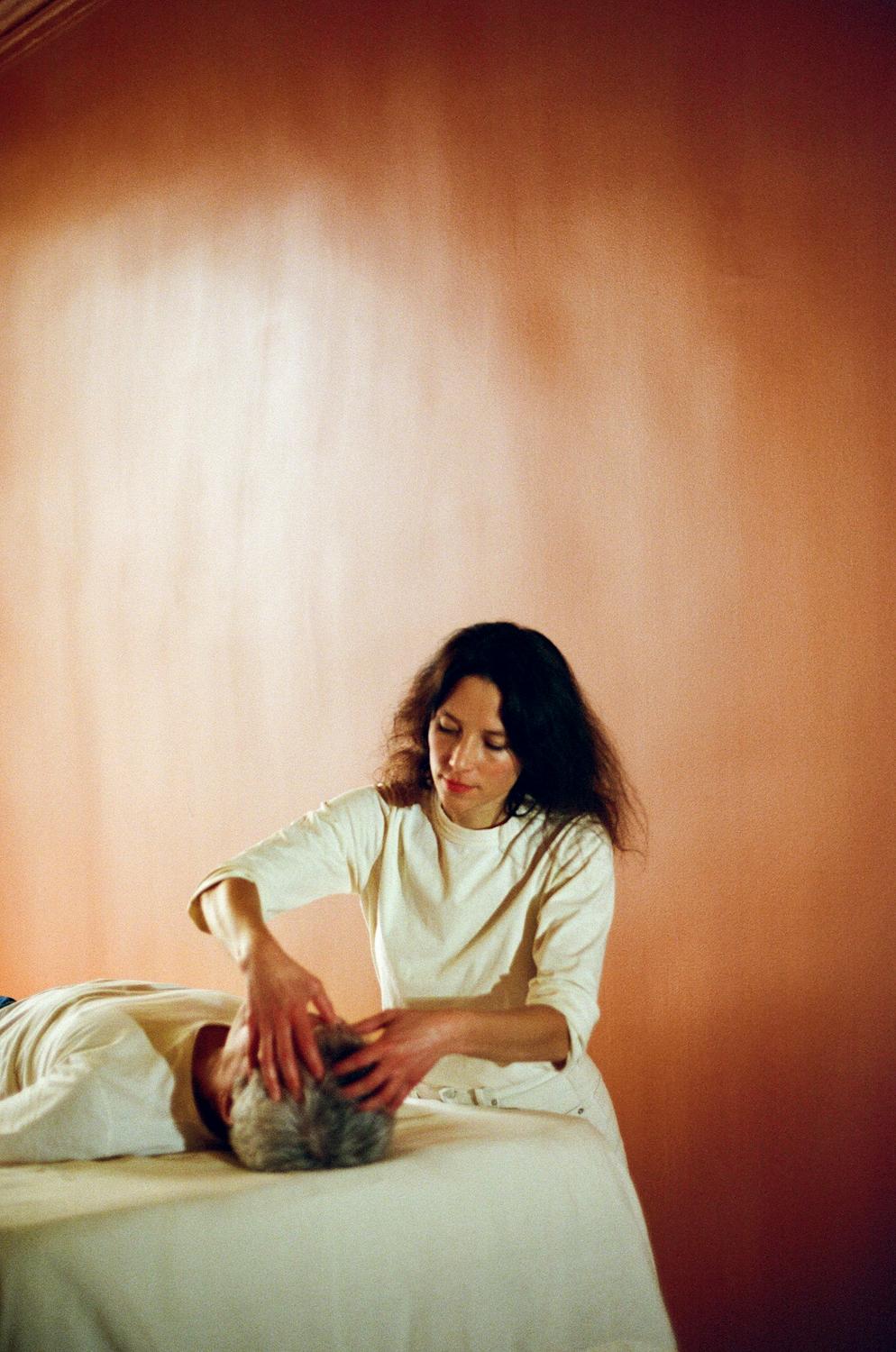 Eine Therapeutin widmet sich mit einer beruhigenden Kopfmassage der Entspannung eines Gasts, im Rahmen der internationalen Spa-Residenzen im La Mamounia.