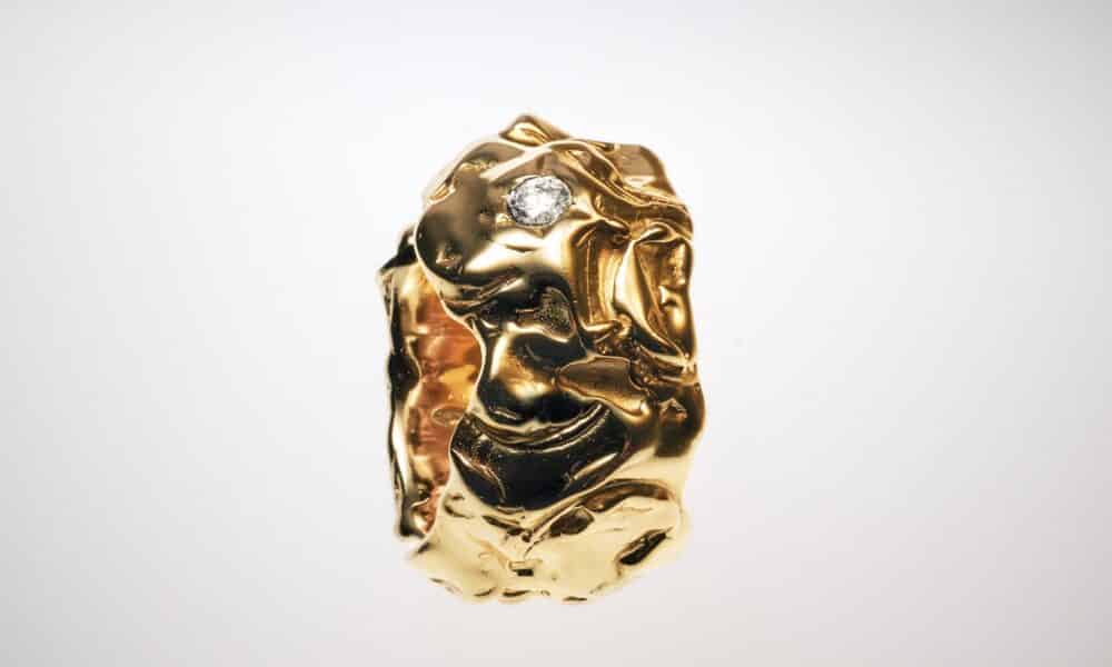 Ein funkelnder Diamant schmuckt das kunstvoll verformte Gold dieses einzigartigen Rings der Yan Jiang – Fine Edition.