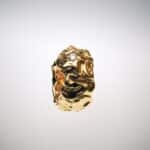 Ein funkelnder Diamant schmuckt das kunstvoll verformte Gold dieses einzigartigen Rings der Yan Jiang – Fine Edition.