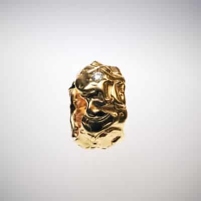 Ein funkelnder Diamant schmuckt das kunstvoll verformte Gold dieses einzigartigen Rings der Yan Jiang – Fine Edition.
