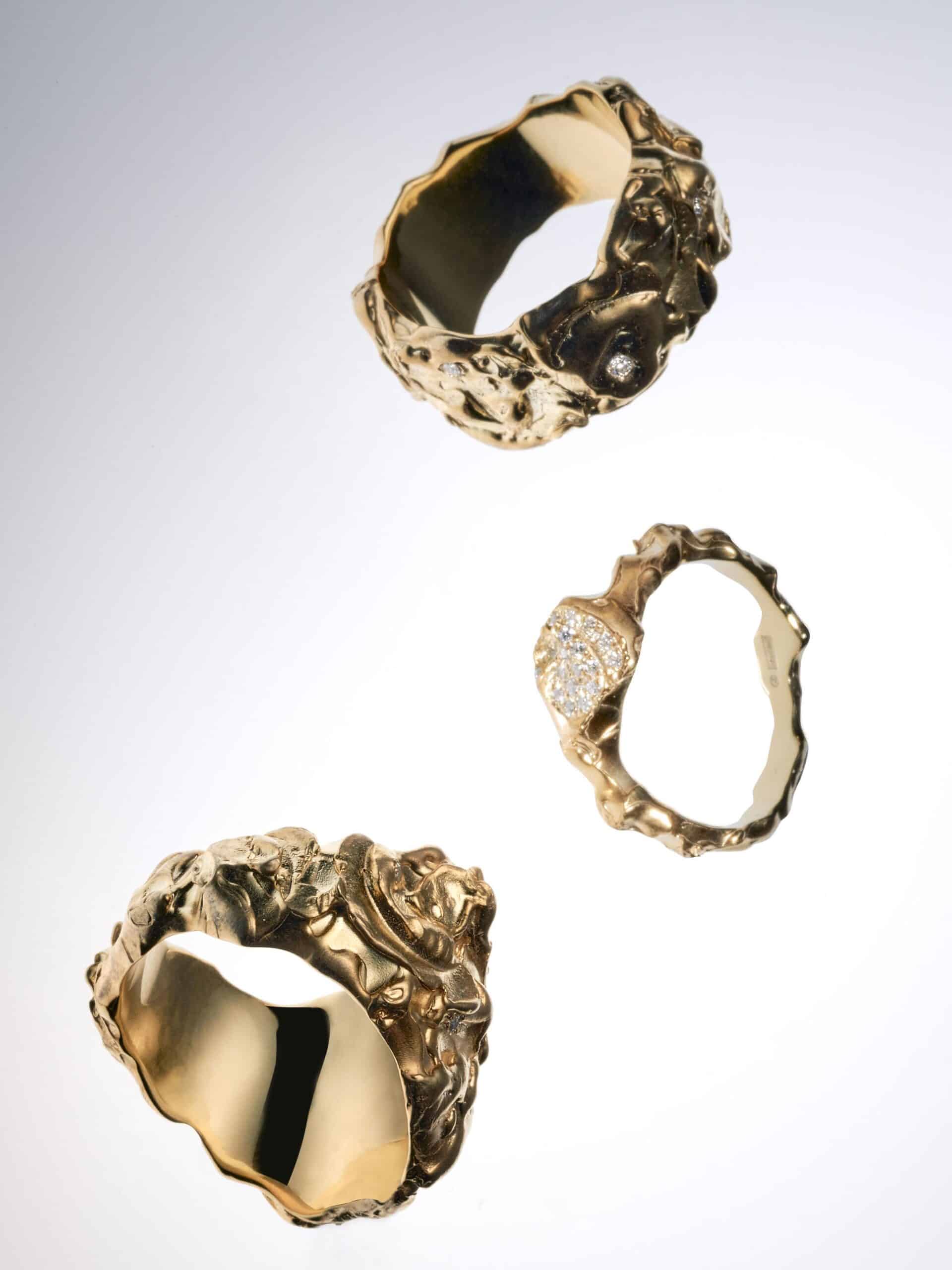 Yan Jiangs Fine Edition praesentiert kunstvoll strukturierte Goldringe, die mit funkelnden Diamanten eine einzigartige, schwebende Eleganz entfalten.