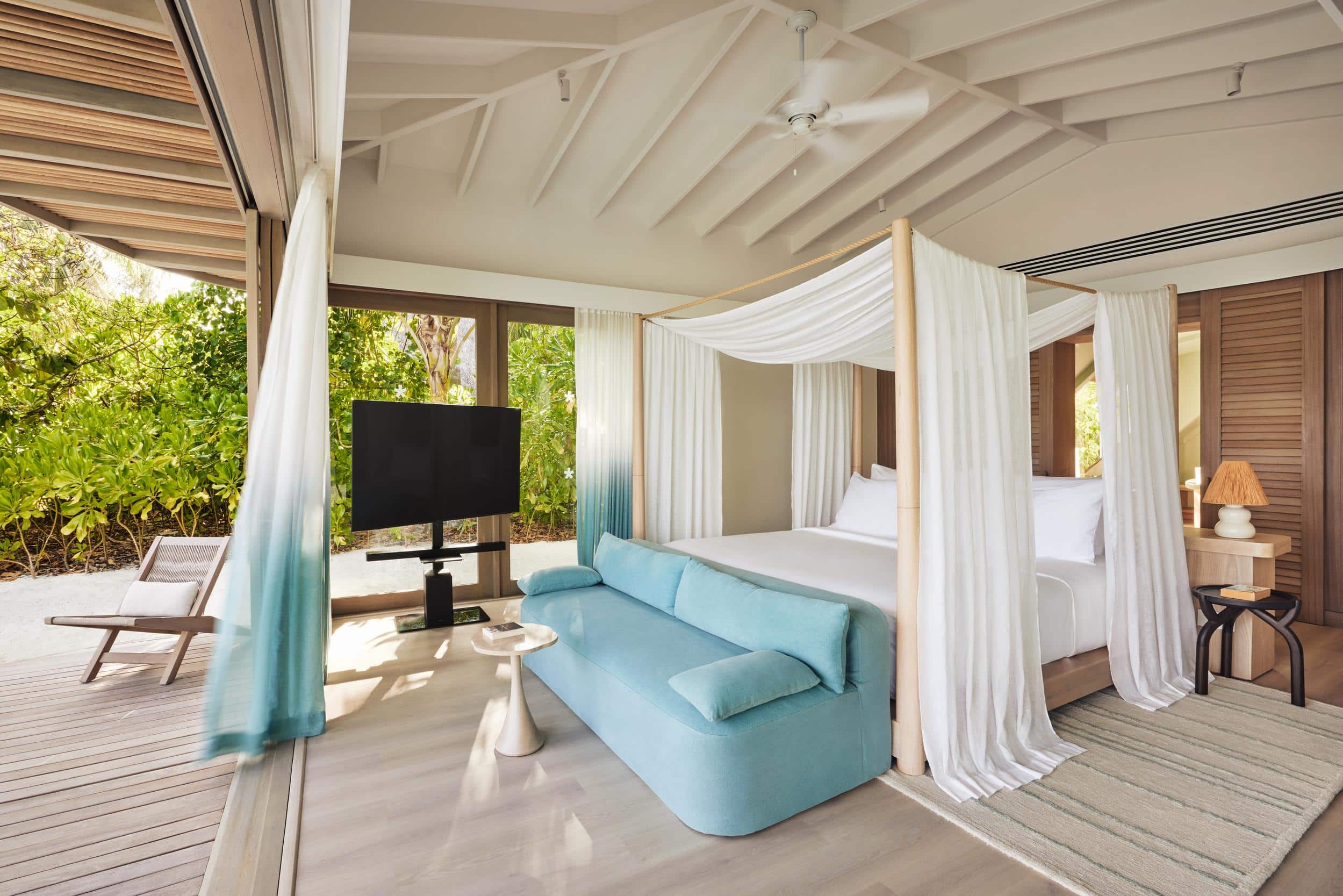 Die einladende Temptation Beach Pool Villa im LUX* South Ari Atoll begeistert mit ihrem offenen Wohnbereich und dem direkten Zugang zur tropischen Natur.