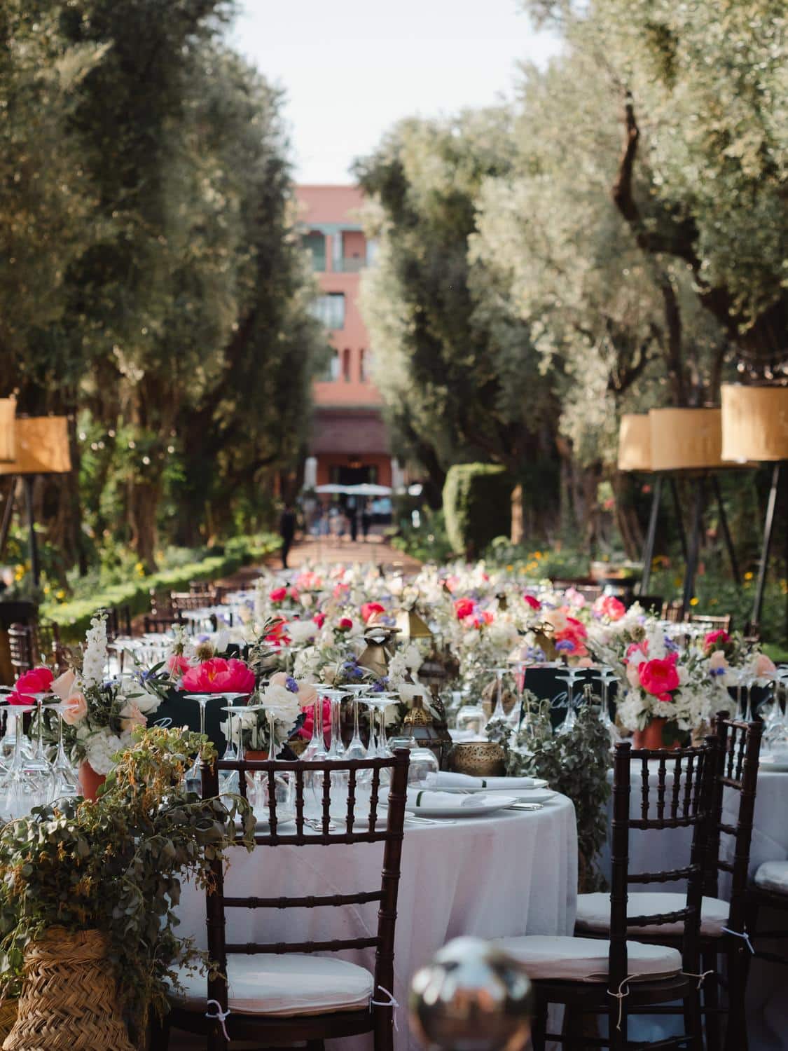Unter dem schattenspendenden Grün von La Mamounia erstrahlt eine festlich gedeckte Tafel in üppiger Blütenpracht und läutet den Frühling ein.