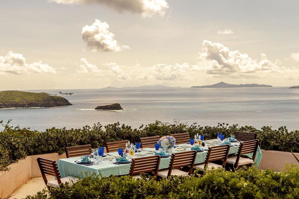 An diesem luxuriös gedeckten Tisch geniesst man ein unvergessliches Mahl vor der malerischen Kulisse des weiten Meeres und der Inseln.
