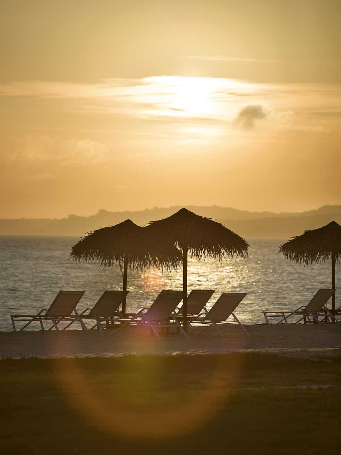 Ein achtsamer Spaziergang entlang der Kuste des Verdura Resorts ladt Gaste des Blue Zone Living dazu ein, die Kraft der Natur fur ein langes Leben zu entdecken.
