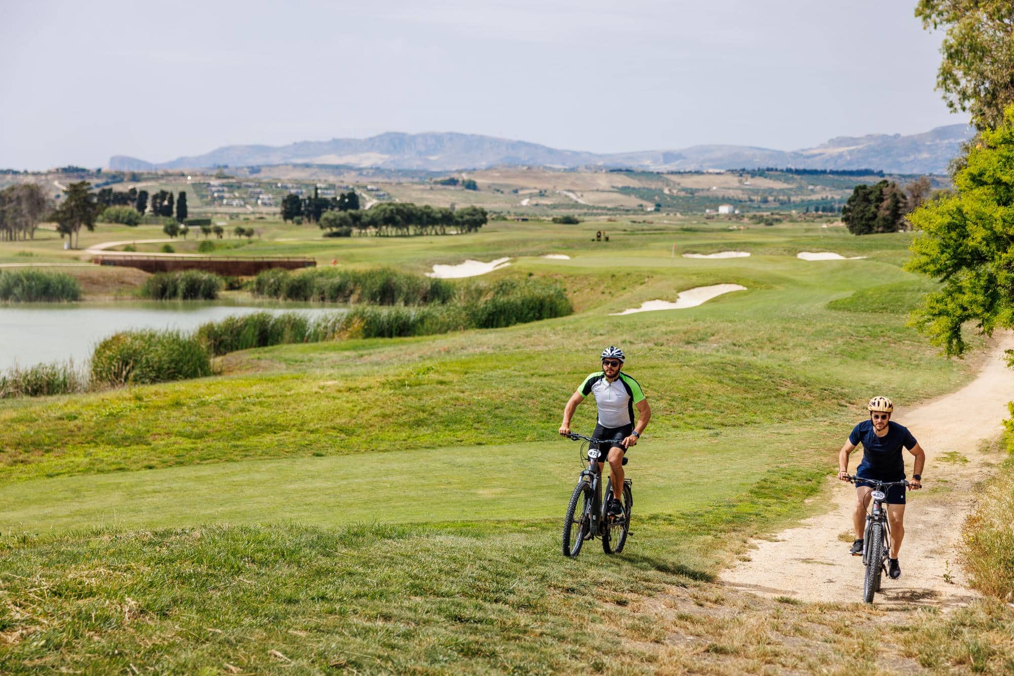 Ein herzlicher Handschlag im Verdura Resort besiegelt die Zusammenarbeit für ein Leben nach Blue Zone Prinzipien, inmitten einer Umgebung, die gesunde Innovation verspricht.
