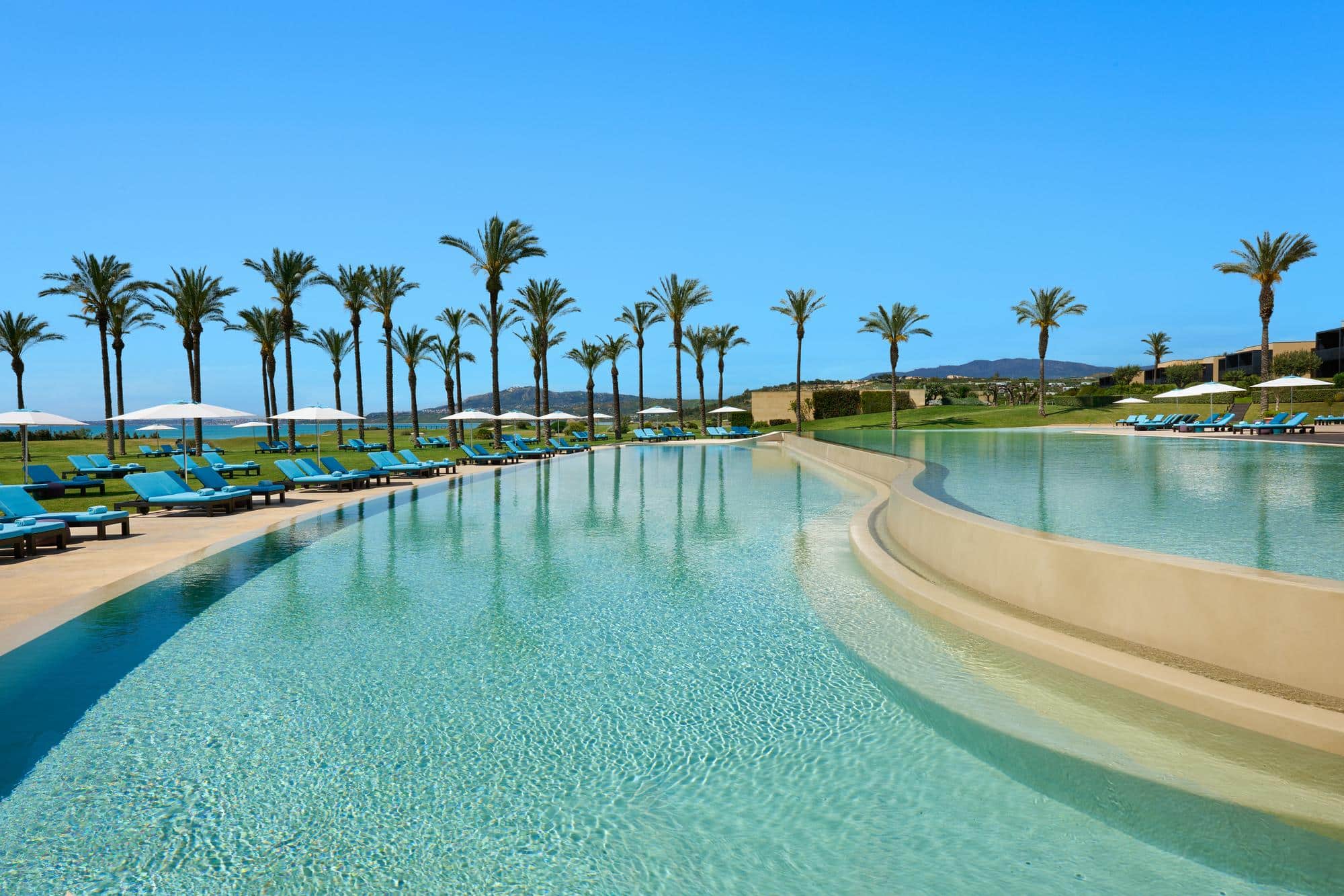 Die malerische Aussicht auf das azurblaue Meer im Verdura Resort bildet die perfekte Kulisse, um die Geheimnisse eines langen und gesunden Lebens nach dem Vorbild der Blue Zones zu erkunden.