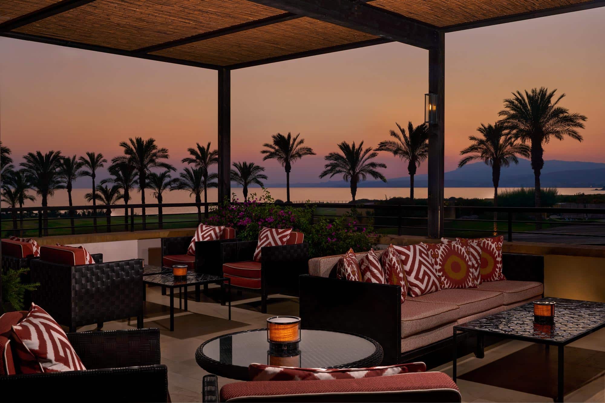 Im Verdura Resort verbindet diese Person eine bewusste Auszeit mit dem weitreichenden Meerblick, typisch fur den Blue Zone Lifestyle.