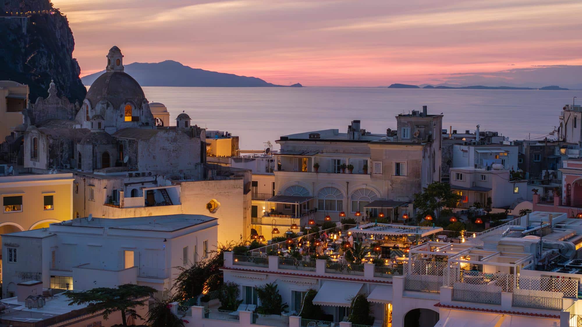 Das Casa Tua Restaurant im Hotel La Palma auf Capri verzaubert mit seiner lichtdurchfluteten Eleganz, wo weisse Tische und frisches Grün unter klassischen Bogen zu italienischer Gastfreundschaft einladen.