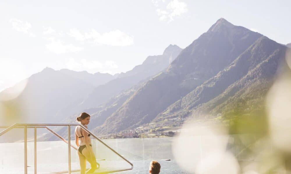 Im Infinity-Sole-Pool des VistaSpa im Hotel Hohenwart verschmelzen Wasser und Horizont zu einer atemberaubenden Ansicht der Südtiroler Bergwelt.