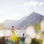 Im Infinity-Sole-Pool des VistaSpa im Hotel Hohenwart verschmelzen Wasser und Horizont zu einer atemberaubenden Ansicht der Südtiroler Bergwelt.