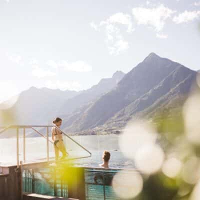 Im Infinity-Sole-Pool des VistaSpa im Hotel Hohenwart verschmelzen Wasser und Horizont zu einer atemberaubenden Ansicht der Südtiroler Bergwelt.