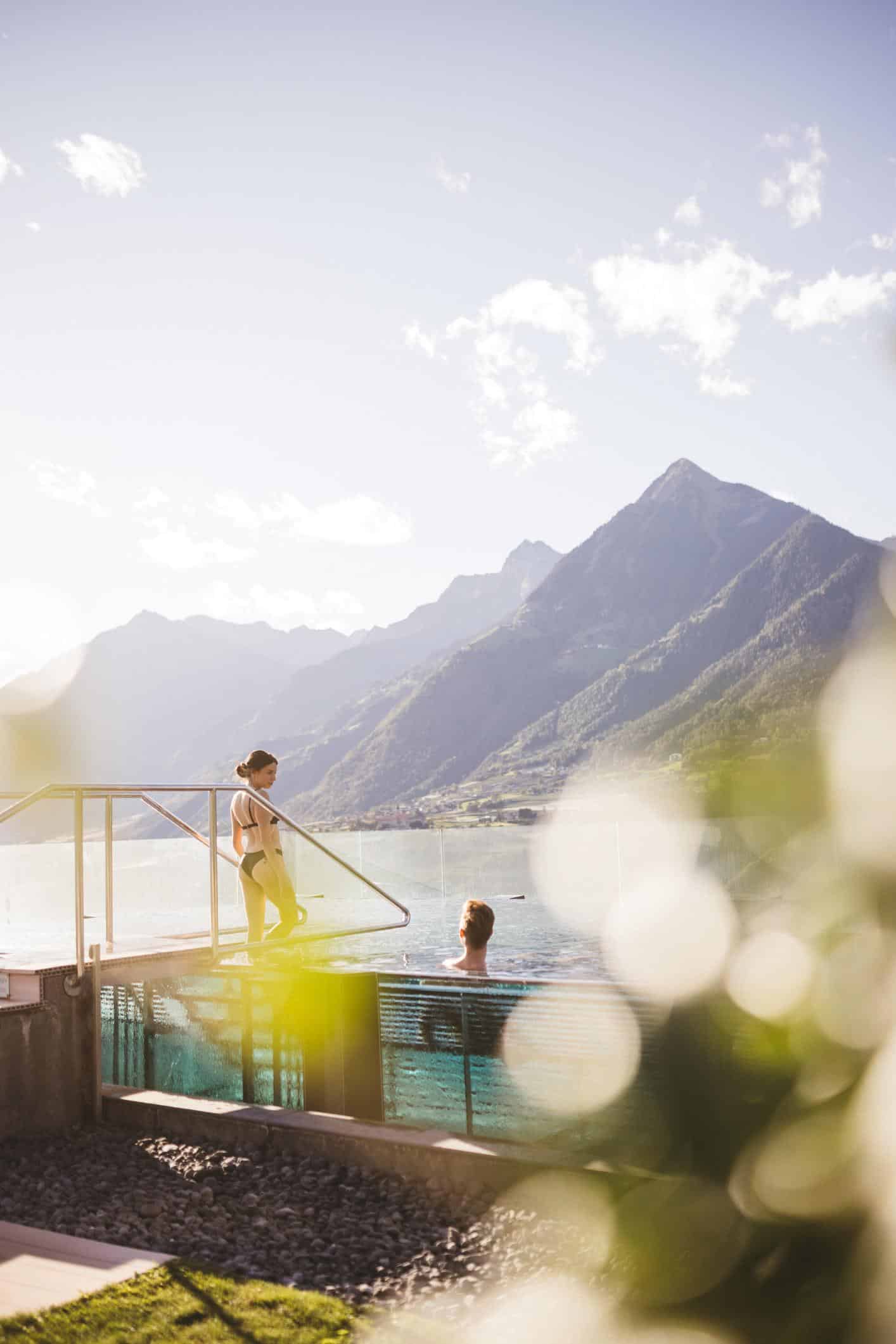Im Infinity-Sole-Pool des VistaSpa im Hotel Hohenwart verschmelzen Wasser und Horizont zu einer atemberaubenden Ansicht der Südtiroler Bergwelt.