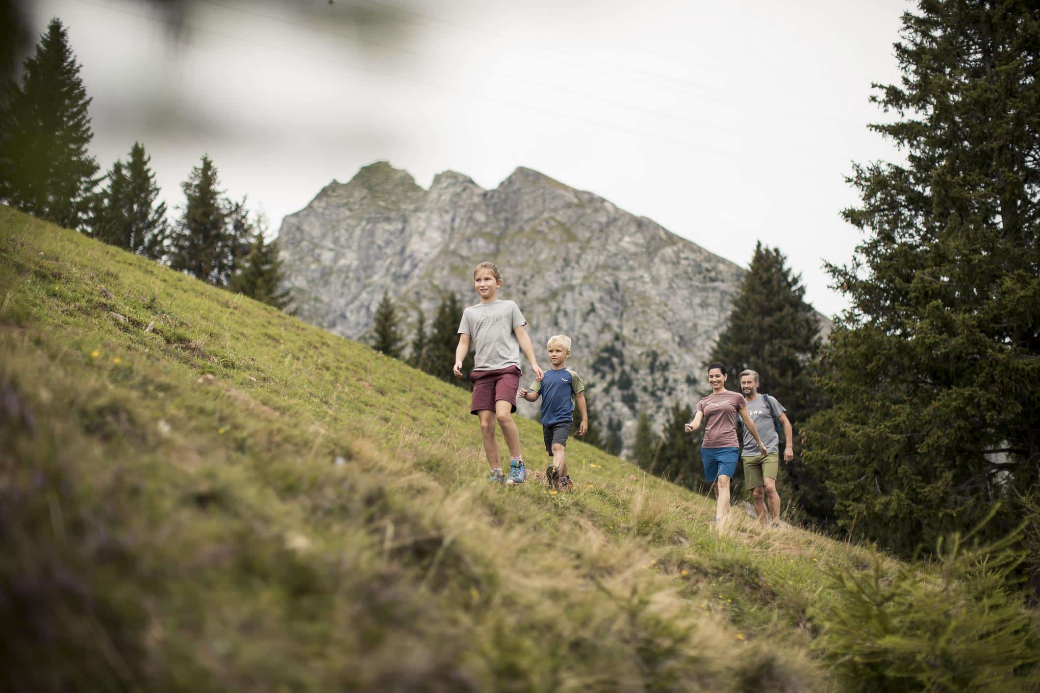 Im beheizten Outdoor-Pool des Hotel Hohenwart in Schenna erleben Familien nach aktiven Stunden in der Natur gemeinsame Entspannung mit Panoramablick auf die umliegende Bergwelt.