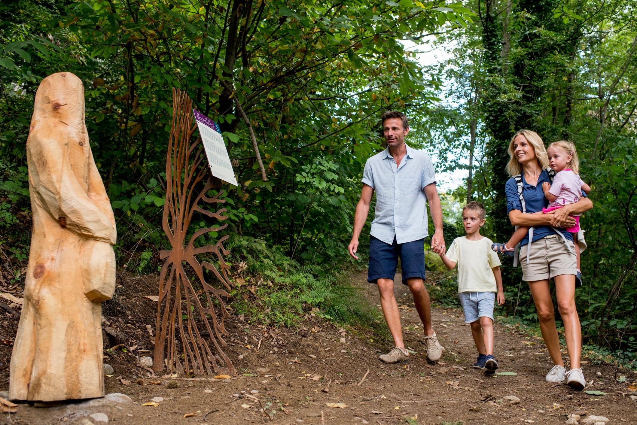 Im FamilySpa des Hotel Hohenwart geniessen Familien im warmen Wasser unbeschwerte Augenblicke voller gemeinsamer Freude.