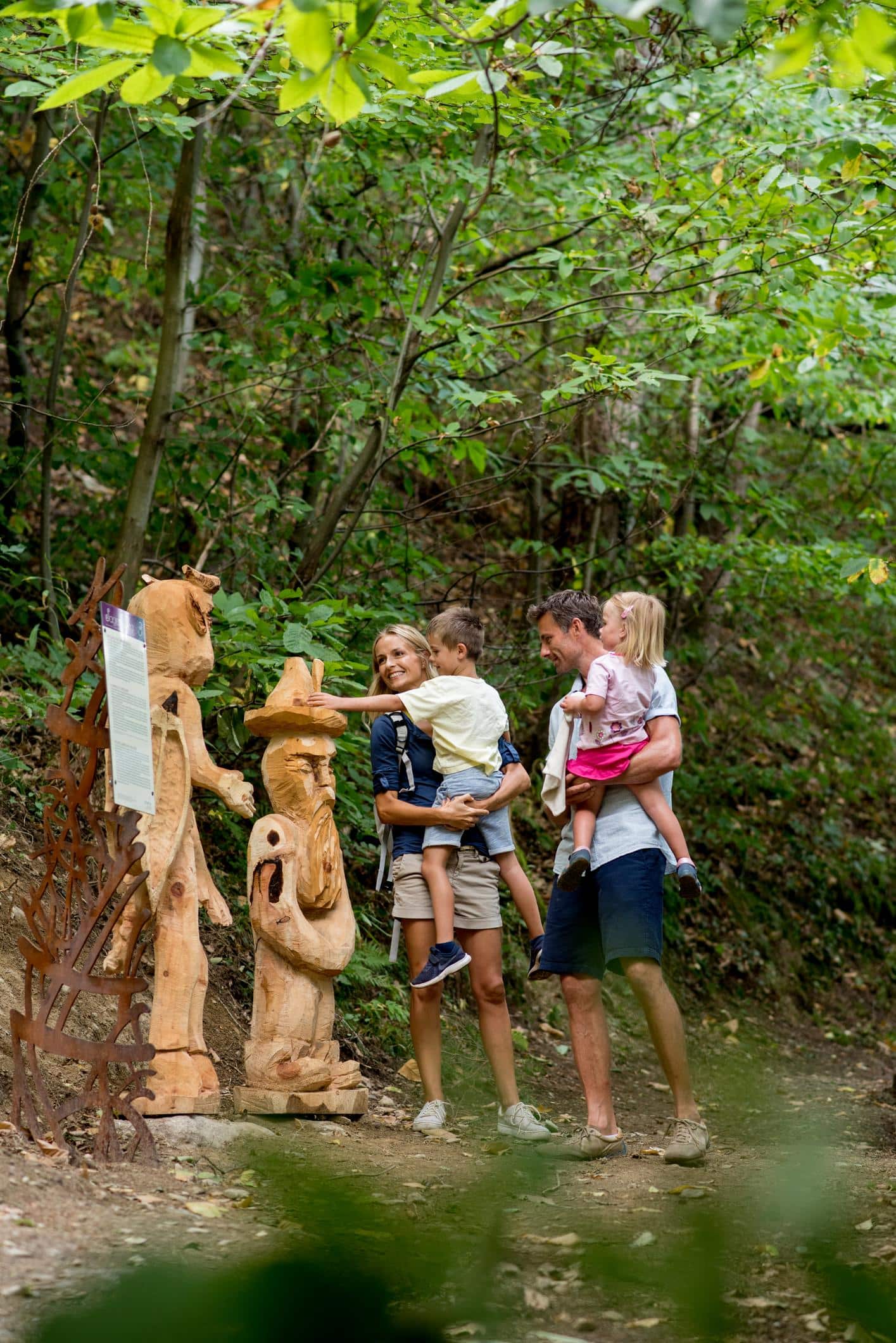 Im Hotel Hohenwart in Schenna geniessen Familien unvergessliche Momente der Erfrischung im beheizten Aussenpool, umgeben von der beeindruckenden Bergwelt Sudtirols.